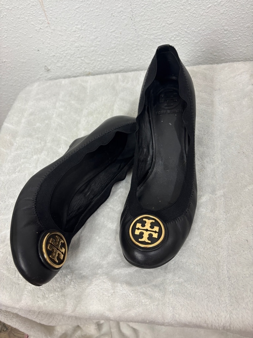 Tory Burch Logo Wedge Pumps Black Leather Size 9 Classic Medallion Heels